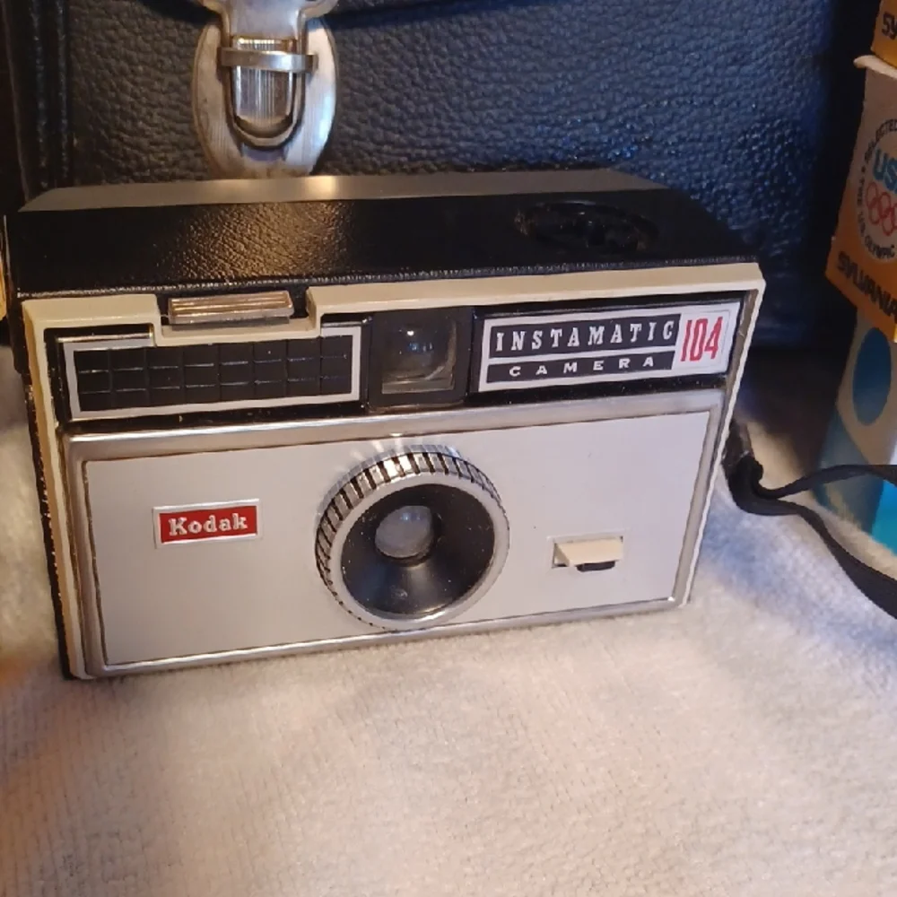 Kodak 104 Camera with Black Case Vintage Flash Cubes And Film